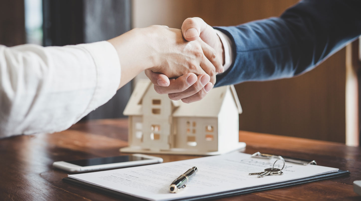 Bureau organisé avec simulateur de prêt immobilier en français ouvert sur ordinateur portable, bulletins de salaire et calculatrice pour préparation de dossier